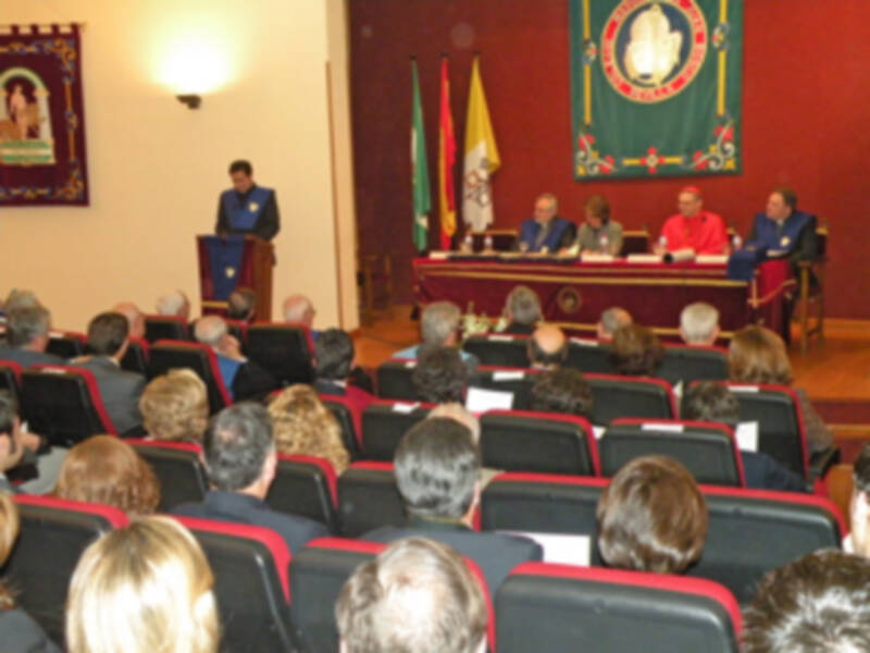 Ilustres Becario de Honor y de la visita extraordinaria a Sevilla de S.E.R. Cardenal Ángelo Amato (SDB), en el Colegio Mayor San Juan Bosco.