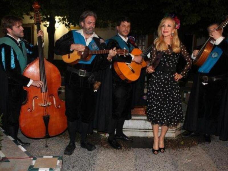 Carmen Lomana inaugura la primavera en Sevilla con la tuna
