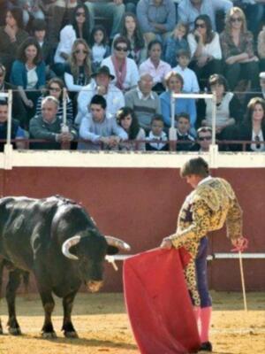 El cordobés celebra el día del padre con sus tres hijos en un festival benéfico