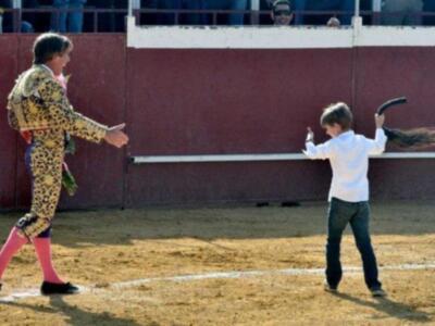 El cordobés celebra el día del padre con sus tres hijos en un festival benéfico