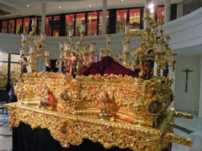 Exposición del magnífico paso procesional del Cristo de la Vera-cruz de Alcalá del Rio.