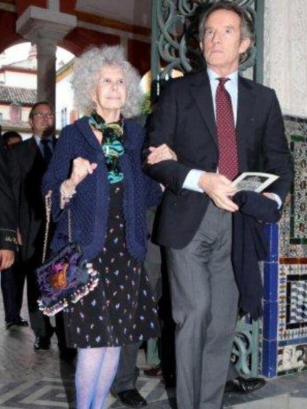 Los duques de Alba asisten al pregón del costalero que dio Rafael Peralta