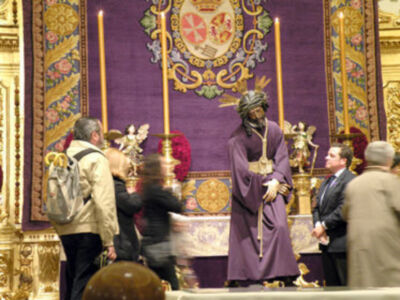 Solemne besamanos del Gran Poder en la madrugada del Sábado Pasión