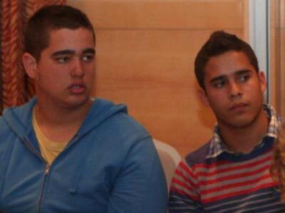 José Fernando ortega apoya a su hermana Gloria Camila en un desfile 