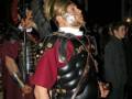 Recreación histórica de soldados romanos en una procesión nocturna.