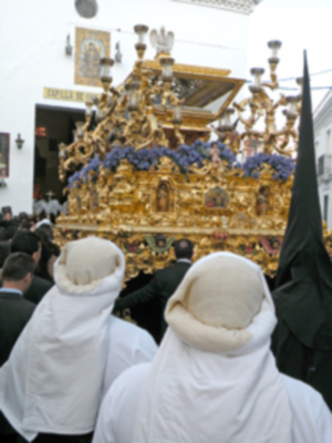  La lluvia dio una tregua en el  Viernes Santo de Alcalá del Río.