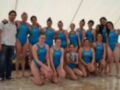 Equipo de natación femenina posando para una foto en el estadio de natación.