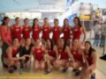 Equipo femenino de waterpolo español posando en la piscina.
