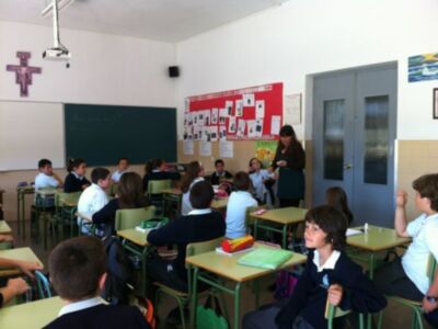 Davinia Valdés participa en una lectura continuada del Quijote realizada en el Colegio Virgen de Regla con motivo del Día Internacional del Libro(Chipiona)
