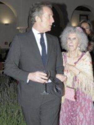 La duquesa de Alba, premio a la mejor embajadora de Sevilla en el mundo apoya a SM el rey