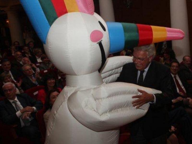 María González acompaña a su padre Felipe González homenajeado en Sevilla al cumplirse el XX aniversario de la inauguración de la expo 92