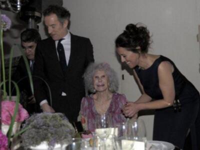 La duquesa de Alba, premio a la mejor embajadora de Sevilla en el mundo apoya a SM el rey