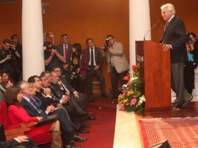  María González acompaña a su padre Felipe González homenajeado en Sevilla al cumplirse el XX aniversario de la inauguración de la expo 92 