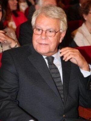  María González acompaña a su padre Felipe González homenajeado en Sevilla al cumplirse el XX aniversario de la inauguración de la expo 92 