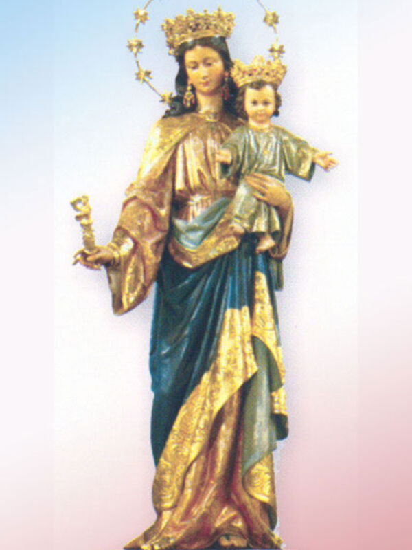 Mes de Mayo: Mes de María, Cultos en Honor y Gloria de María Auxiliadora Coronada en su Basílica en la Casa Salesiana de la Trinidad en Sevilla.
