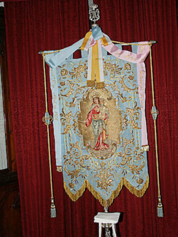 Mes de Mayo: Mes de María, Cultos en Honor y Gloria de María Auxiliadora Coronada en su Basílica en la Casa Salesiana de la Trinidad en Sevilla.