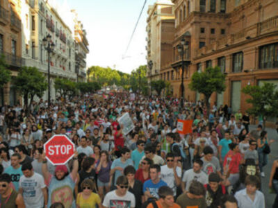 Multitudinaria manifestación de profesores y estudiante en Sevilla