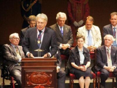 Felipe González reúne a las tres mujeres de su vida en Sevilla, su pareja Mar, su hija María y su nieta Elena