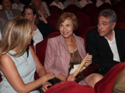 Felipe González reúne a las tres mujeres de su vida en Sevilla, su pareja Mar, su hija María y su nieta Elena