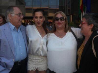 María león muy junto a su madre recoge la medalla de Sevilla para su hermano Paco León