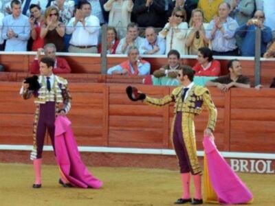 Padilla triunfa y pone banderillas con parche de diseño en un ojo