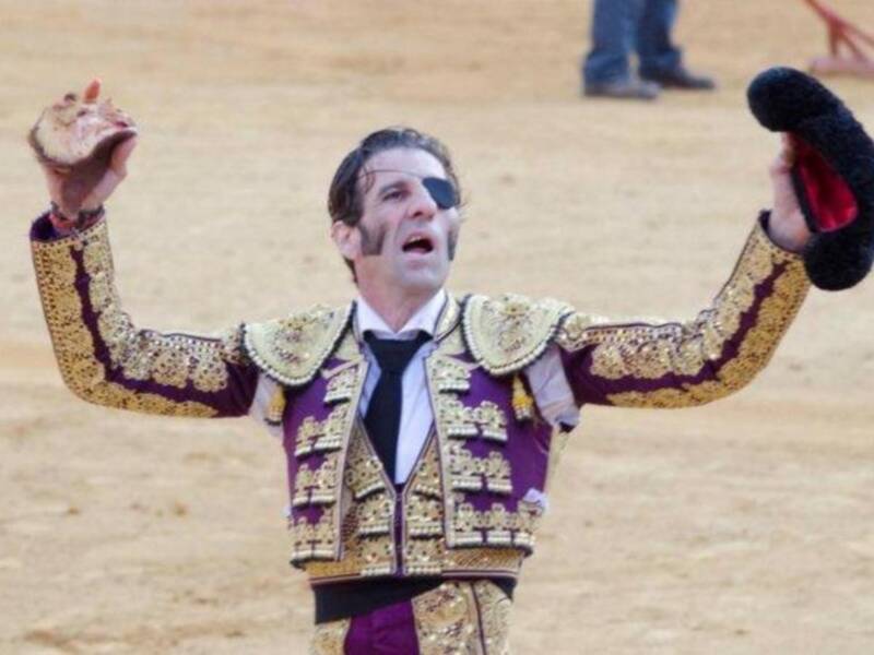 Padilla triunfa y pone banderillas con parche de diseño en un ojo