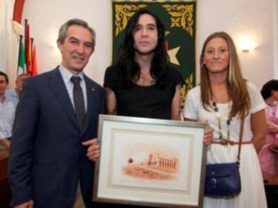 El cantante y periodista Mario Vaquerizo "pregonó" la Feria de Lora del Río en la noche del miércoles 30 de mayo