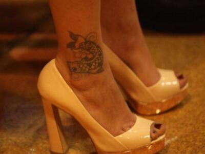 María león muy junto a su madre recoge la medalla de Sevilla para su hermano Paco León