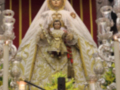 Imagen de una Virgen con un niño en brazos y un crucificado.