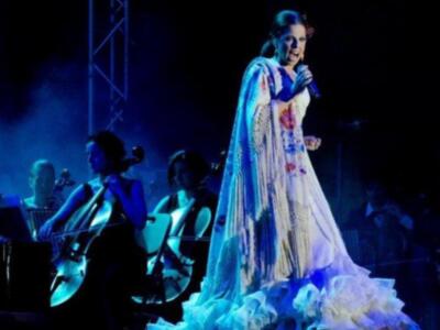 Eva González fan de la copla en el estreno del espectáculo azabache