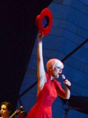 Eva González fan de la copla en el estreno del espectáculo azabache