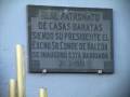 Placa conmemorativa de la inauguración del Real Patronato de Casas Baratas en 1961, presidido por el Excmo. Sr. Conde de Halcón.