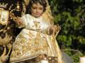 Imagen de un niño vestido con trajes tradicionales, posiblemente durante una celebración religiosa o festiva.