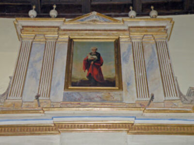 Pintura histórica enmarcada con dorado, colgada en un marco clásico, en un entorno interior con detalles arquitectónicos antiguos.