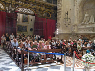 La Virgen de los Reyes patrona de la Archidiócesis de Sevilla, ha regresado a la capilla Real.
