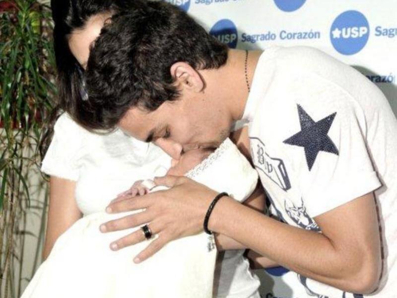 El mundialista Jesús Navas, presenta a su primer hijo
