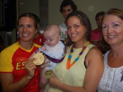 Marina Alabáu ya está en casa con su inseparable oro olímpico