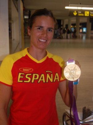 Marina Alabáu ya está en casa con su inseparable oro olímpico