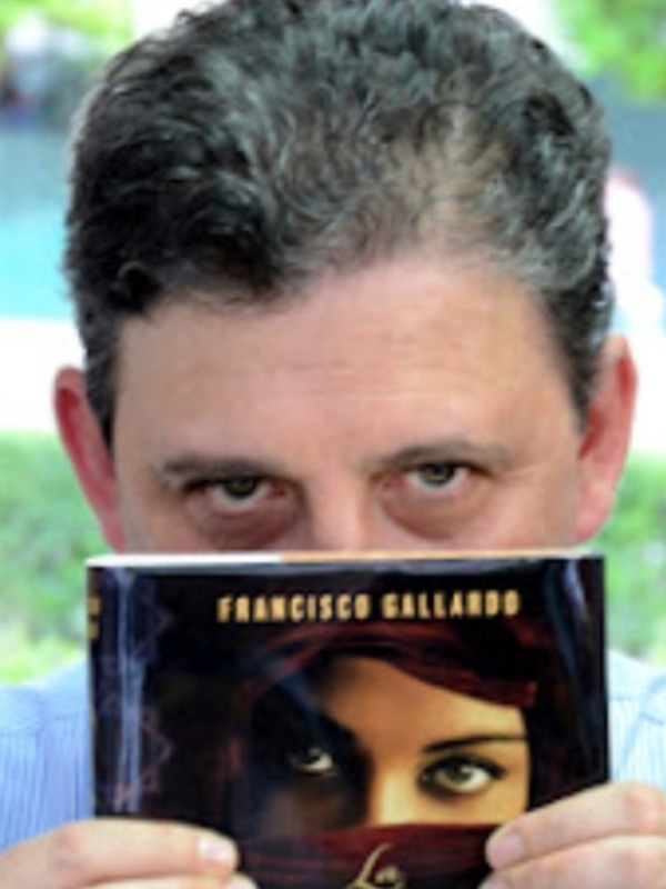 Librería central respalda a Francisco Gallardo en la presentación de su nueva novela "La Última Noche"