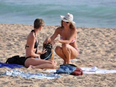 Raquel Revuelta disfruta en bikini de las playas de Cádiz, en plena forma física