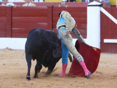 Enrique Ponce corta tres oreja y rabo en Alcázar