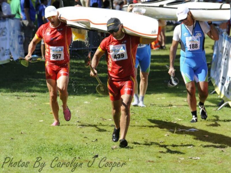Carmen Morgado acaricia las medallas en la Copa del Mundo de maratón de piragüismo