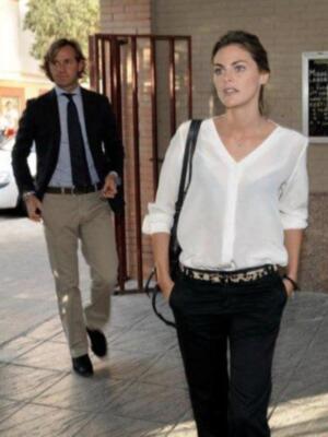 Amaia Salamanca y Rosauro Baro, cada día más cerca de la boda fotografiados junto al cura que casa a los famosos 