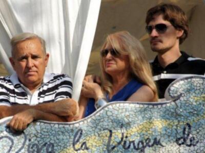 Gloria Mohedano con su familia, los únicos que presenciaron el paso de la virgen de regla  en la casa de Rocío Jurado