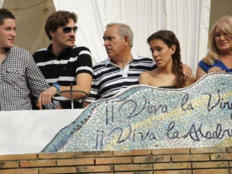 Gloria Mohedano con su familia, los únicos que presenciaron el paso de la virgen de regla  en la casa de Rocío Jurado