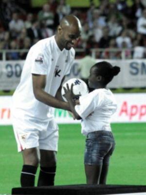 Kanoute se despide con un homenaje de Unicef a beneficio ciudad de los niños de África