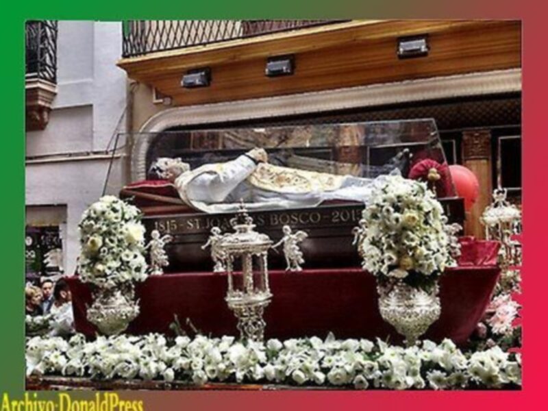 Don Bosco convocó a su alrededor a miles de personas en Sevilla, como la Gran Familia Salesiana que, somos en torno a nuestro Padre y Maestro San Juan Bosco.