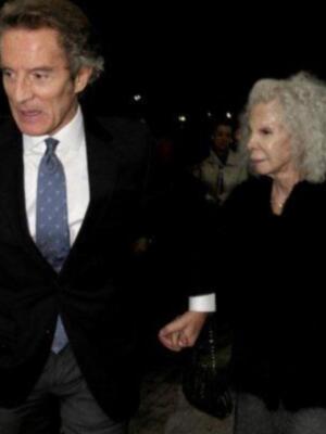 Los duques de Alba, Naty Abascal, Ana María Abascal y Alejandra Ortiz Osborne y su marido Joaquín Buendía, en el estreno de placido domingo en la maestranza 