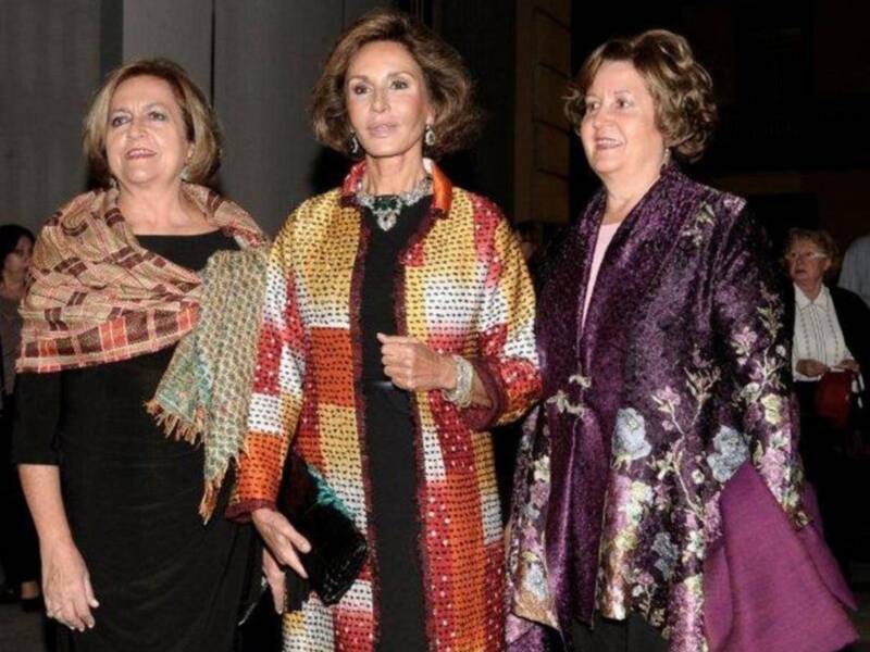 Los duques de Alba, Naty Abascal, Ana María Abascal y Alejandra Ortiz Osborne y su marido Joaquín Buendía, en el estreno de placido domingo en la maestranza