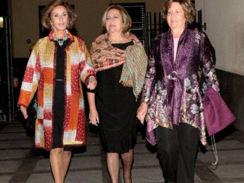 Los duques de Alba, Naty Abascal, Ana María Abascal y Alejandra Ortiz Osborne y su marido Joaquín Buendía, en el estreno de placido domingo en la maestranza 